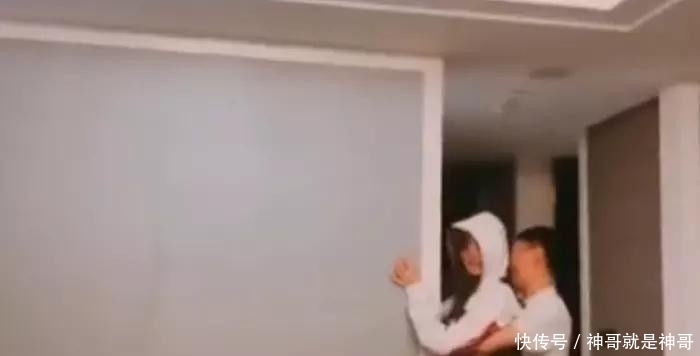 哥哥@张天爱被哥哥抱着扮蜘蛛侠, 网友注意到他“手抱”地方, 感叹果然是亲哥哥!