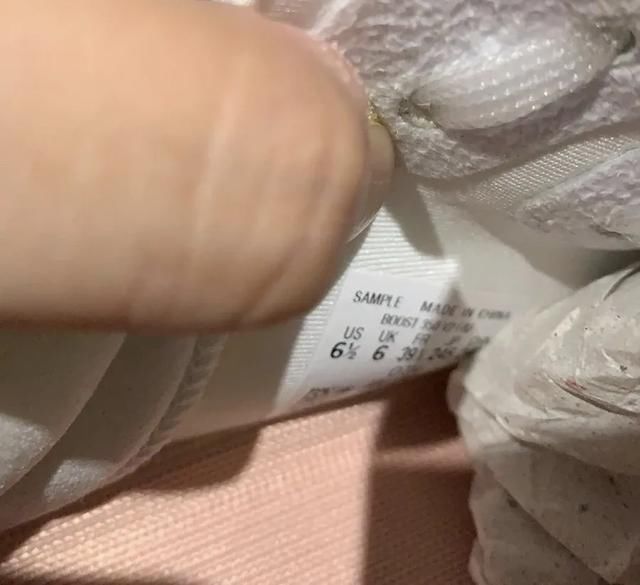  求求■Yeezy350 V2 亲友版遭泄露！这也太好看了，求求他市售吧