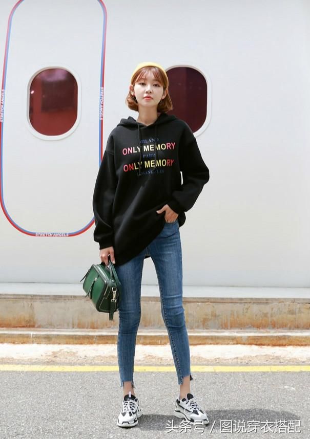 弹力九分小脚毛边牛仔裤，搭配体恤卫衣休闲随性，活力小女生