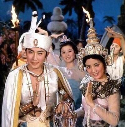  除夕夜@68岁唐国强：前妻除夕夜自杀，背骂名多年，如今与混血娇妻很幸福