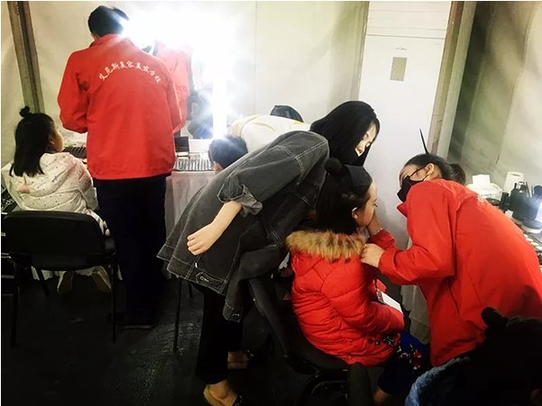 艾尼斯成为2018中国国际时装周特邀化妆造型机构