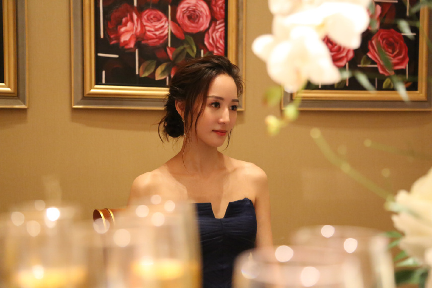 36岁张钧甯身着一袭深V长裙亮相，精致又有女人味