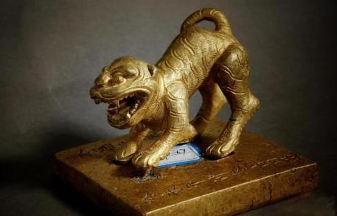 东北一座奇山,常年寸草不生,专家:里面埋藏着一个大人物