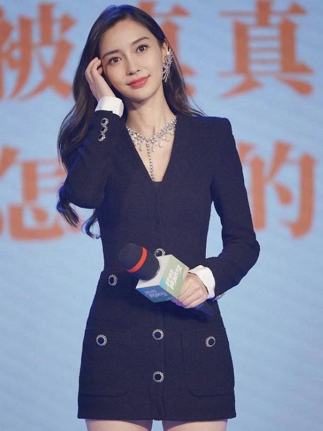  别致■小姐姐一条黑色的长裙穿搭的格外淡雅别致