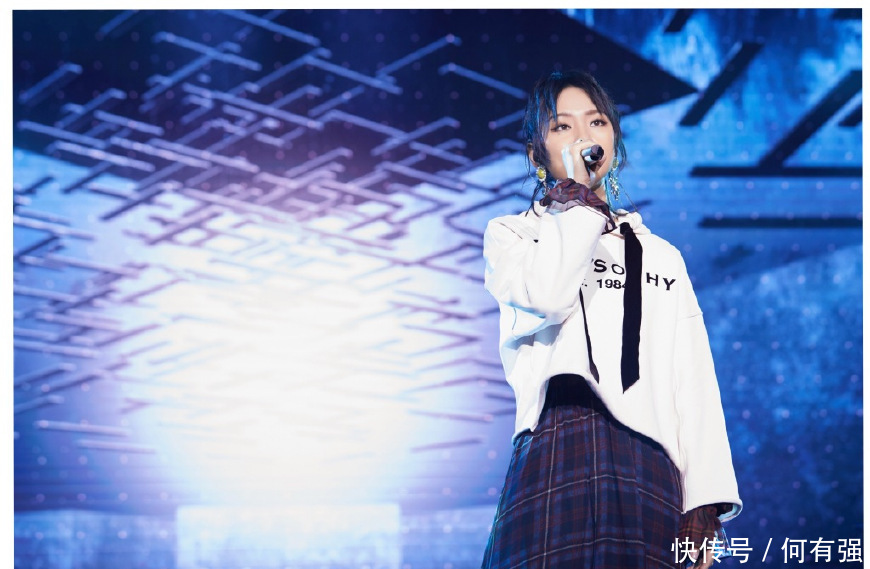 杨幂周笔畅同框，穿波点连衣裙的杨幂竟然输了，网友：真的尴尬了