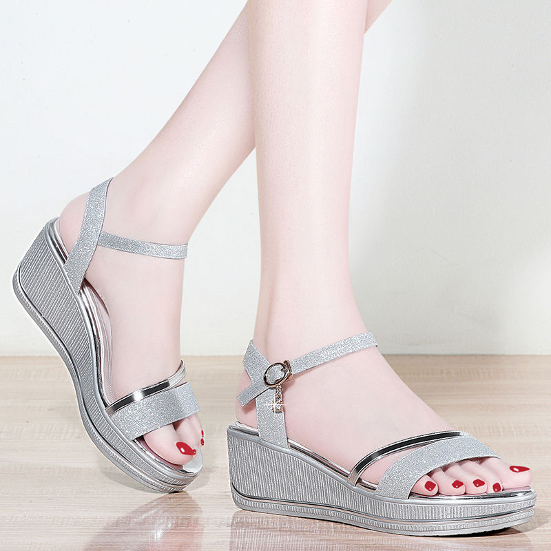 37岁的小姨穿这样的一字扣凉鞋，简直美爆了，女神范十足啊