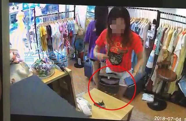 流沙一女子进店偷衣服，监控拍下“暗渡陈仓”地狡猾举动