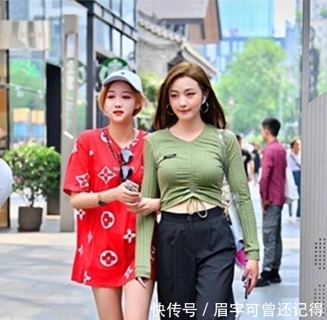 显得■路人街拍,小姐姐橘色打底裤搭配吊带背心,显得非常绚丽