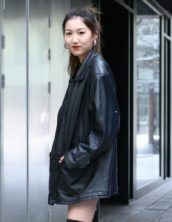 「 展现出」一件黑色上衣配灰色半身裙，时尚清新美，街拍：淑逸闲华的小姐姐