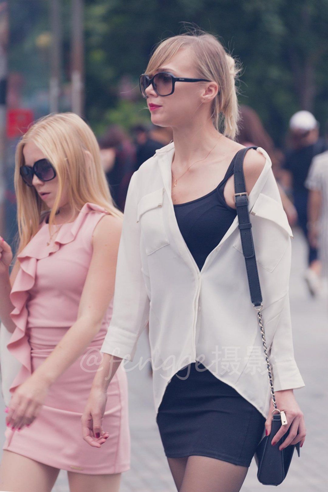 街拍:丝袜破洞，长腿美女装作浑然不知，那份淡定实在令人佩服