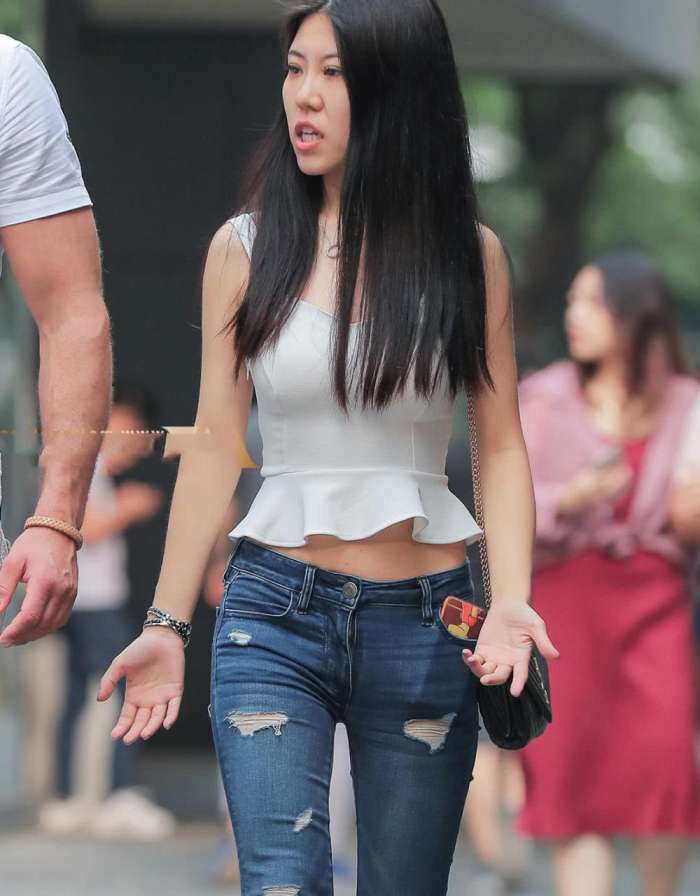 吊带雪纺裹胸背心让小姐姐多了几分甜美的气息