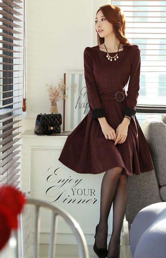 妹子连衣包臀裙搭配高跟鞋, 增添别样时髦感, 更显美貌气质