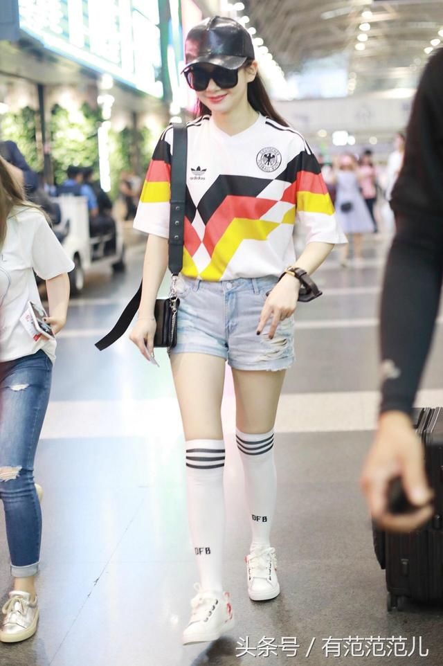 戚薇原想穿长筒袜扮足球宝贝，不想却勒出一圈肉，网友：好尴尬啊