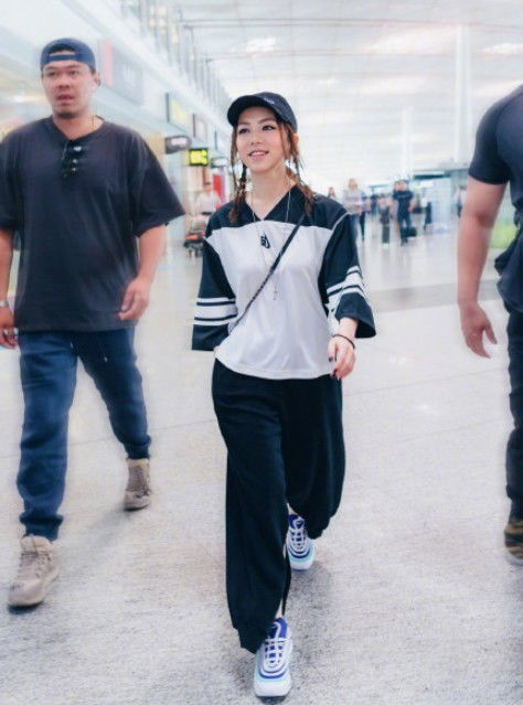 脱掉皮裤的邓紫棋美翻了！穿超短裤大方秀美腿，这次终于穿对了！