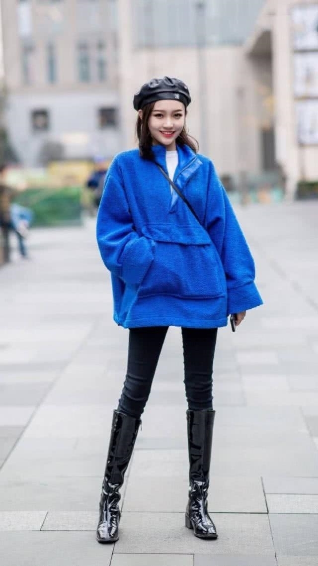 『显得』路人街拍,靓女蓝色的卫衣搭配小脚牛仔裤,尽显十足的女人味