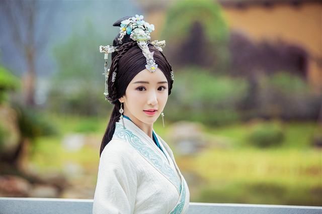 继张韶涵事件之后，又一位女星被吸血鬼生父“坑惨”!