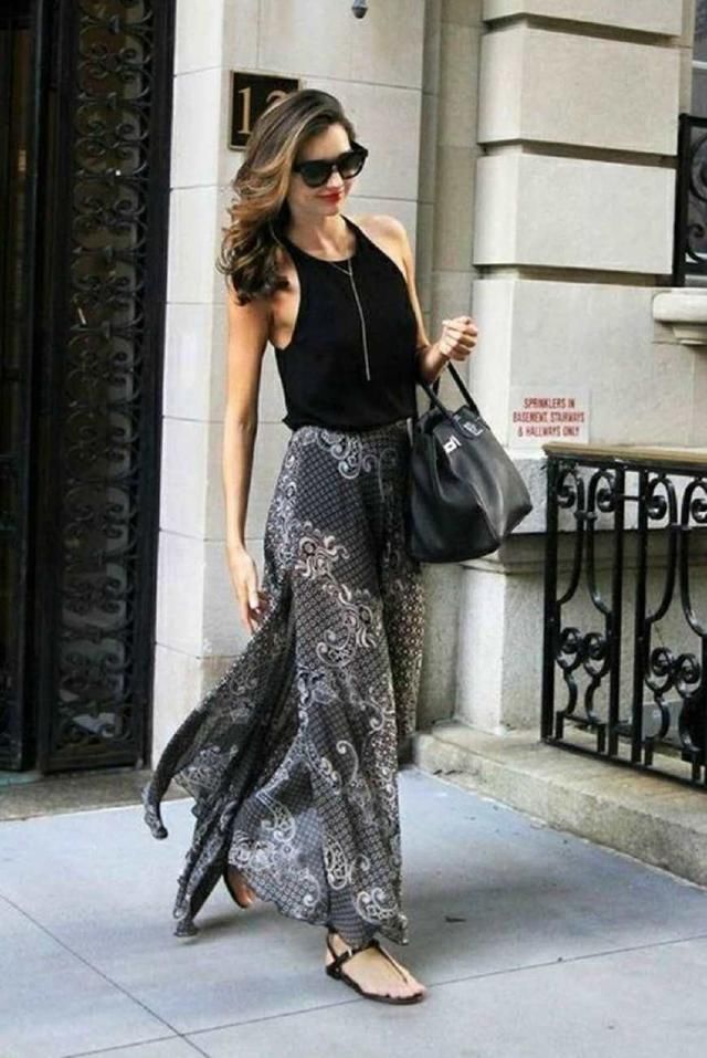 米兰达可儿休闲长裤加裹裙搭配,亮相街头,好身材一览无余