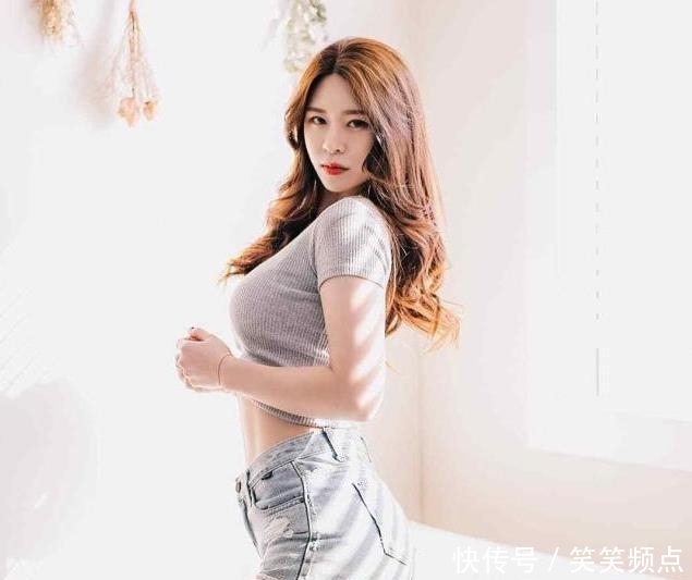 『气质』气质可人的牛仔裤美女，彰显甜美俏丽的风格