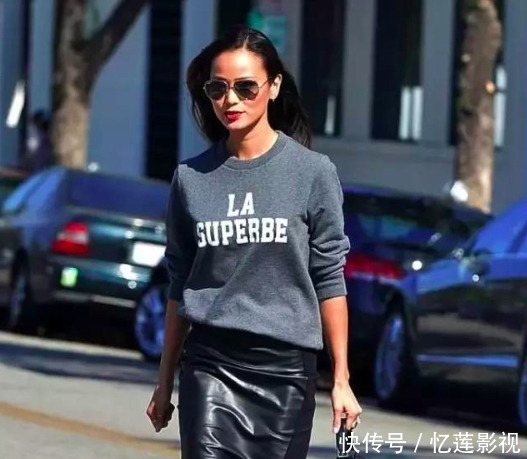 时髦:“百褶裙”已经失宠了!今年流行的是“小皮裙”,时髦精都买好了