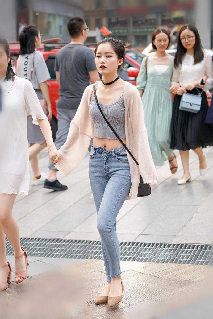 重庆街拍: 单身就穿着淑女点, 陪闺蜜一起去逛街