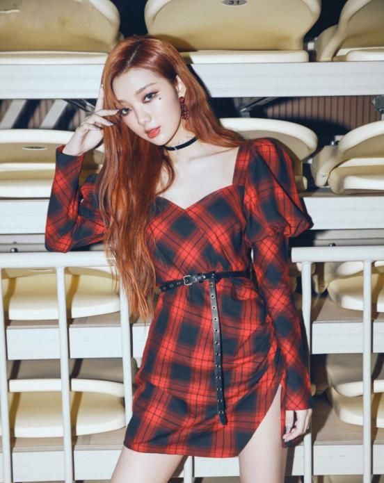  李紫婷的穿：李紫婷真是越来越成熟了!穿一件红黑格子裙,看上去性感...