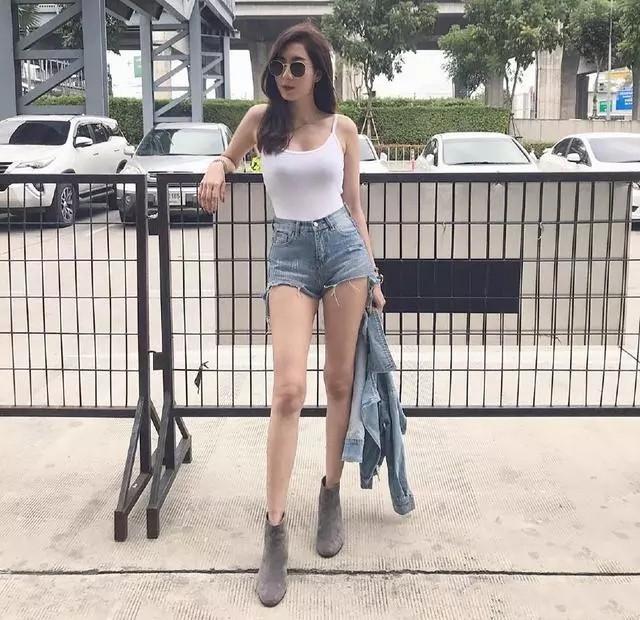 看起来干干净净的牛仔裤小姐姐，释放恬静气息，尽显女人的气质！