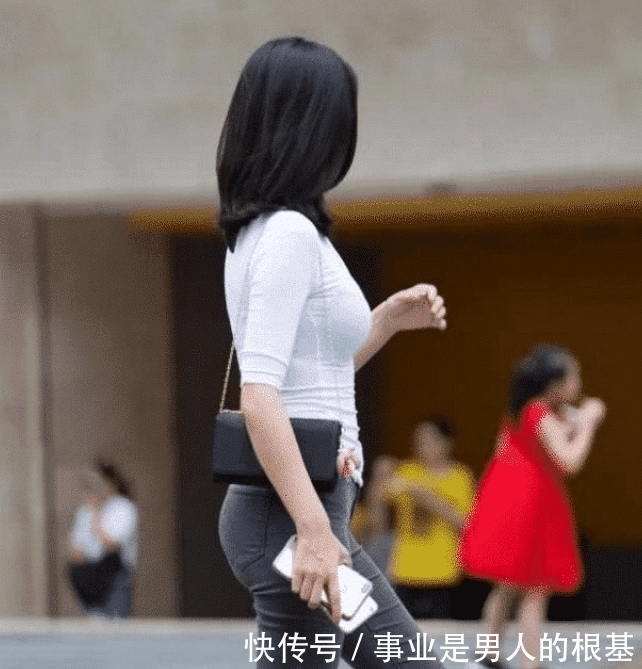  『刚好』V领的美女，这短发刚好搭在肩膀上！