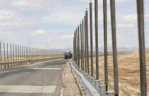 青藏线公路上的铁棍子,到底有什么用途?看看专家怎么说