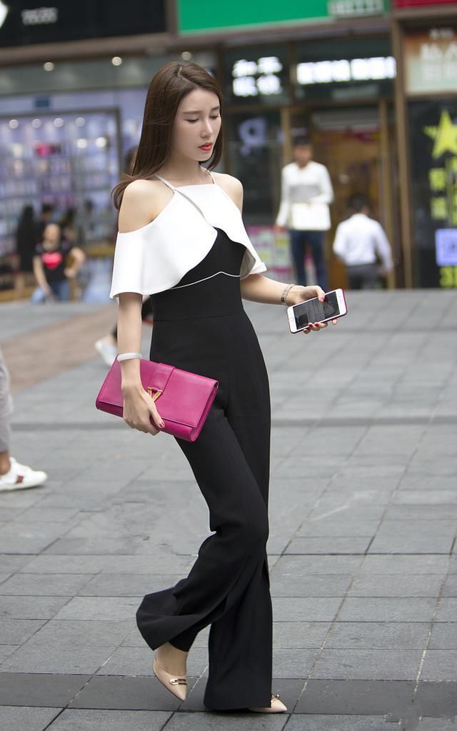 美女小姐姐高雅俏丽花枝招展，美腿很是迷人!