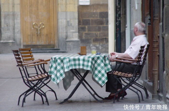 带女友给父亲庆祝生日,爸喝醉后无意说:十年前