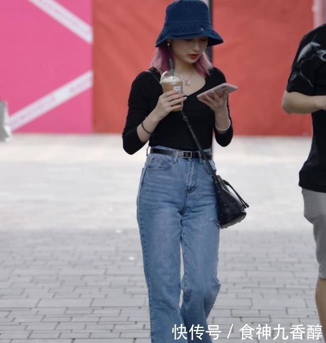 不失|街拍:小姐姐时髦的白色上衣搭配打底裤,款式好看也不失大方!