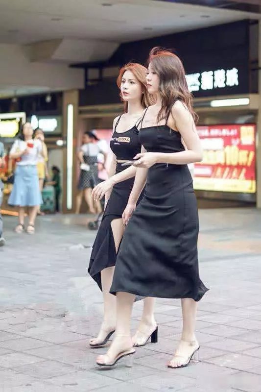 街拍：紧身连衣裙小姐姐：神秘性感又具有清纯的味道