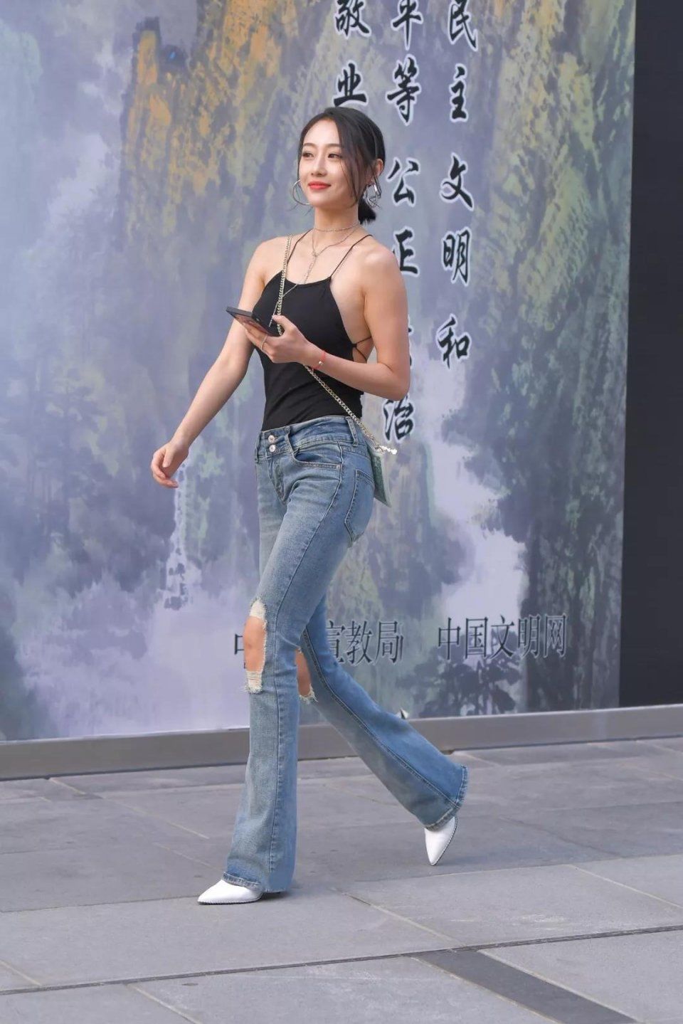 街拍美女:破洞牛子裤,性感大长腿的多姿美女,你不想看一眼吗