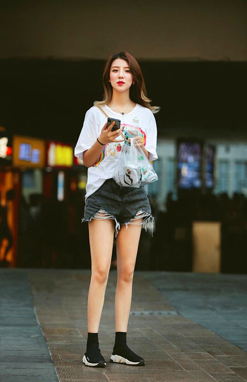 路人街拍:青春靓丽的牛仔裤小姐姐,肤白人美,令人百看不厌!