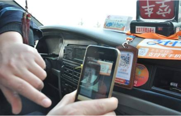  手机@为何香港出租车上有七八部手机，大陆只有一部？看完才知其