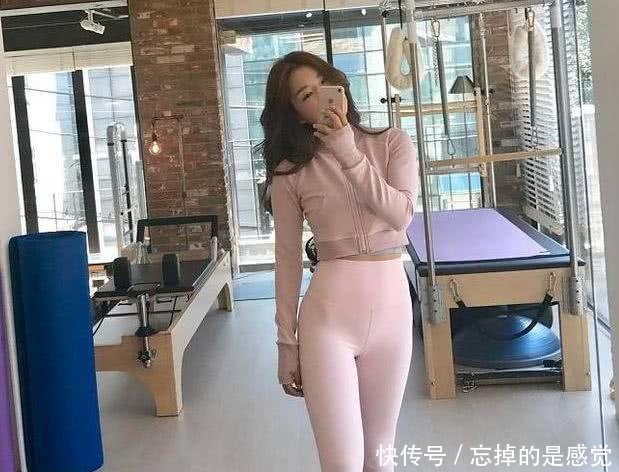 打底裤搭配粉色上衣，减龄了至少10岁，美少女就该这么穿！