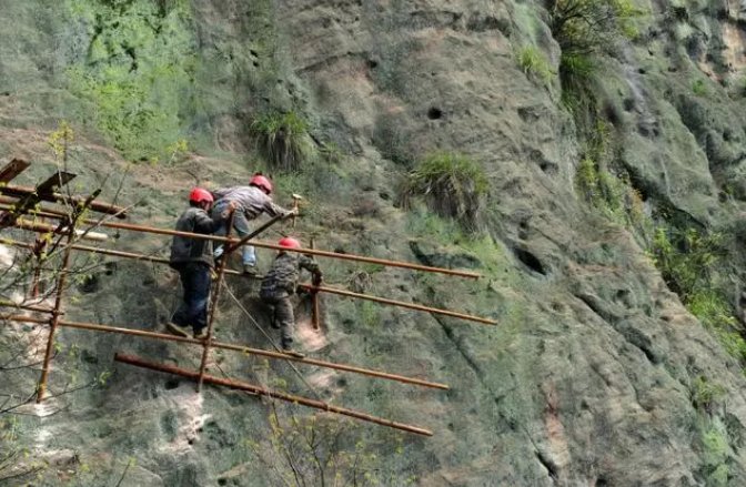 与世隔绝“悬崖工”，21名工人一餐三个菜，一天挣500