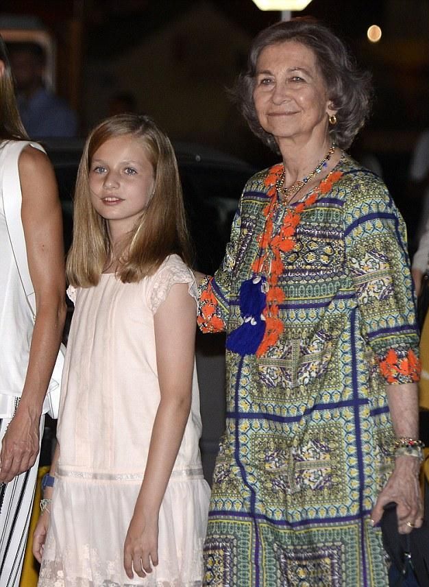 西班牙王后和婆婆和解？全家其乐融融度假，46岁王后比凯特还年轻