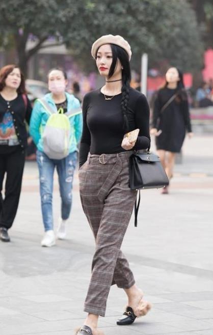 格子|街拍:美女一看就是时尚达人,黑色的T恤和格子长裤,走路的姿势轻盈又妩媚
