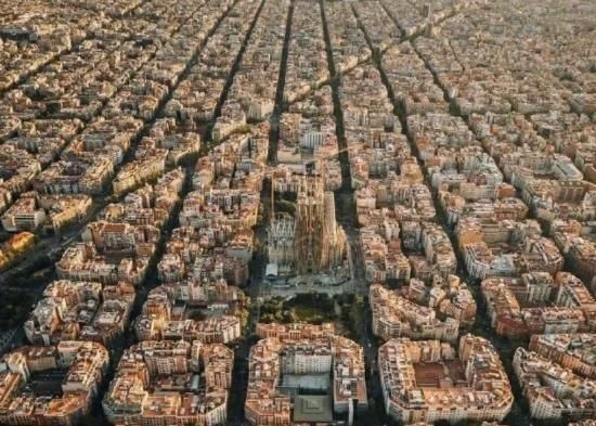 世界上规划最整齐的城市，想堵车不存在的，网友：这是线路板？