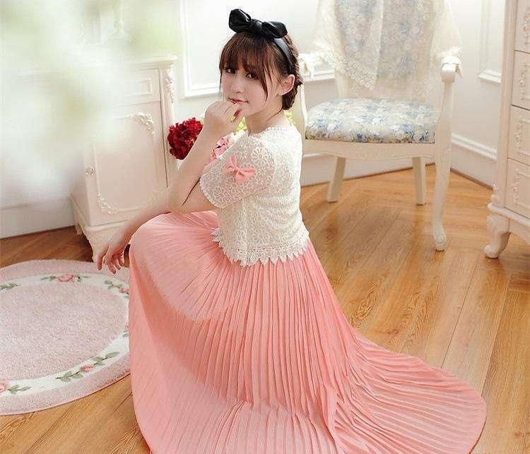 驾驭不好粉裙子?是你不会穿，那就试着换一双鞋子吧!