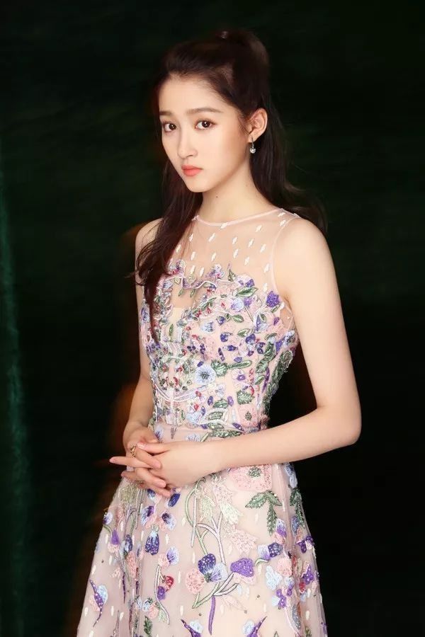 没错| 谁说关晓彤美感差?她最近的造型可是美到飘着仙气呢