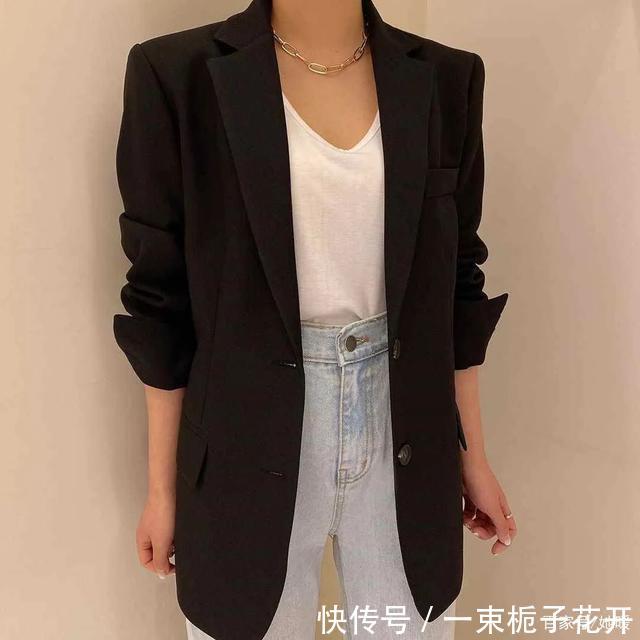  时髦■外套里面别穿打底衫了！现在这样穿才是真时髦！