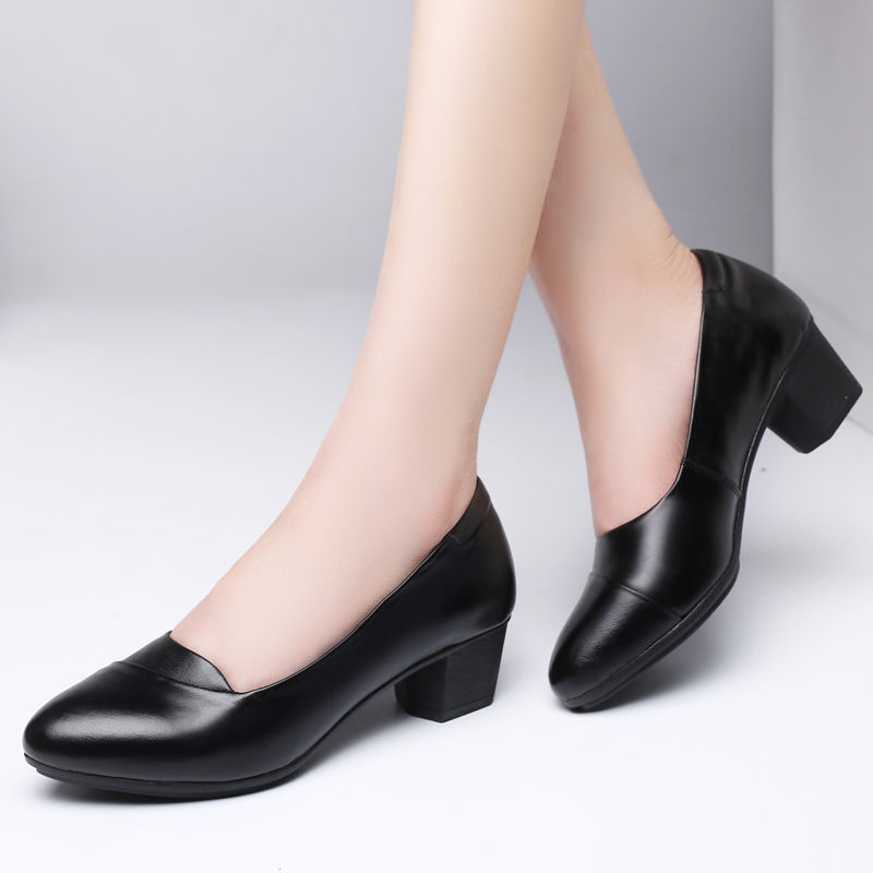 高跟鞋过时了，秋天来一双这样的平底鞋，妈妈出街跳舞舒适不累脚