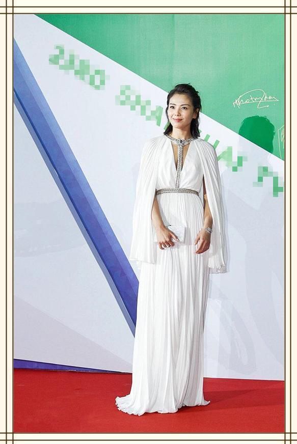 当35岁黄圣依和40岁刘涛同穿深V裙，才发现性感与优雅差距有多大