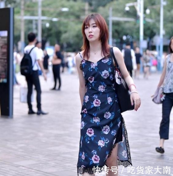  『位美女选择』街拍美女：时尚漂亮的紧身裙小姐姐，甜蜜动人，很有吸引力！