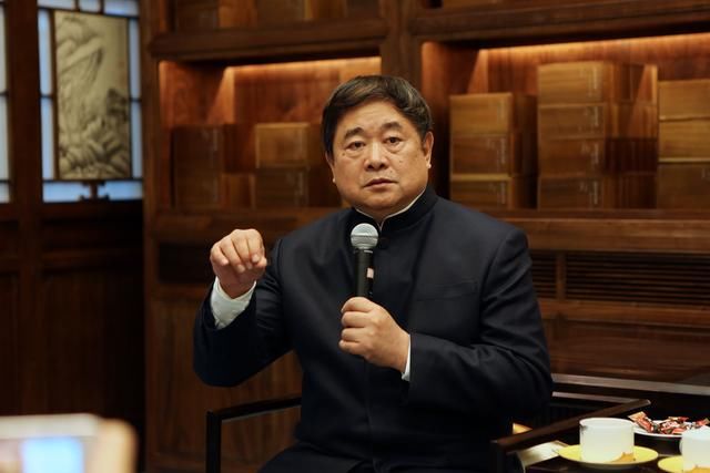 599岁的故宫灯光秀走红，一年卖周边赚15亿，全因这个快退休老头