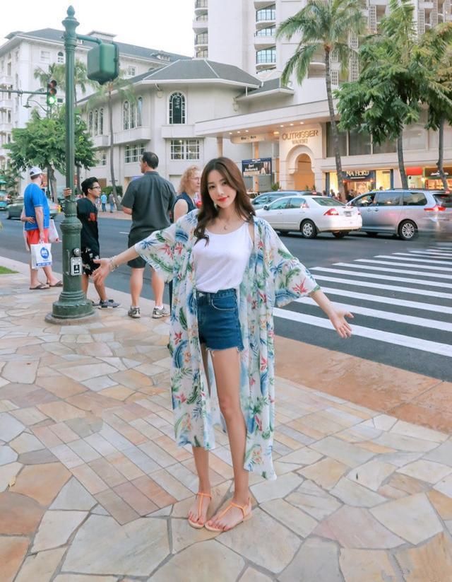 街拍 长腿热裤美女，青春不悔，脚步不歇！