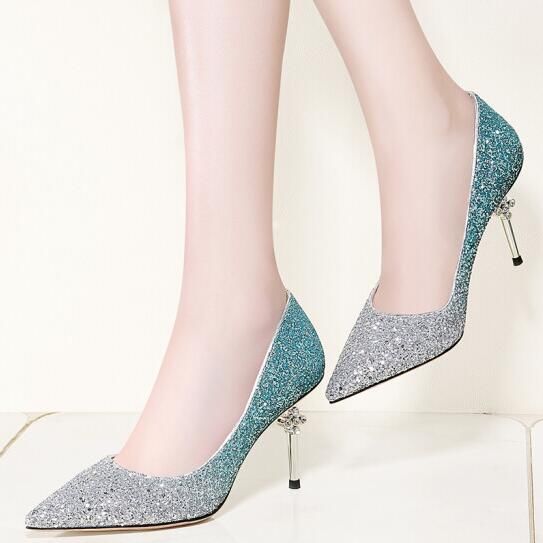 32岁的老婆真洋气,美脚配上这样的美鞋,同事直夸真好看