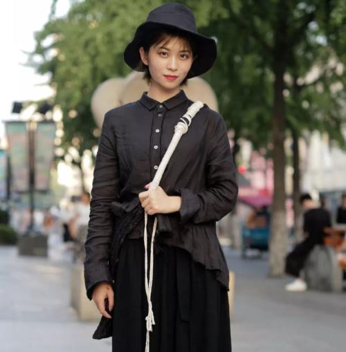 小姐姐身材精致有曲线，小蛮腰，肌肉很紧致，很有运动美感！